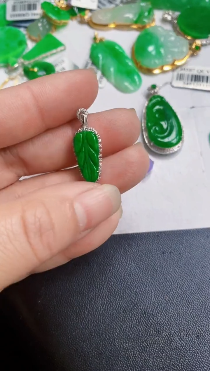 【闪购商品】翡翠颈饰18K金镶嵌叶子