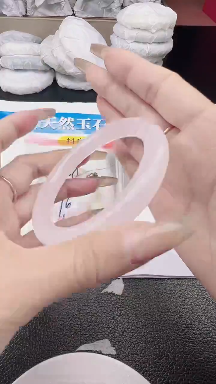 未镶嵌手镯石英质玉浅粉圈口59