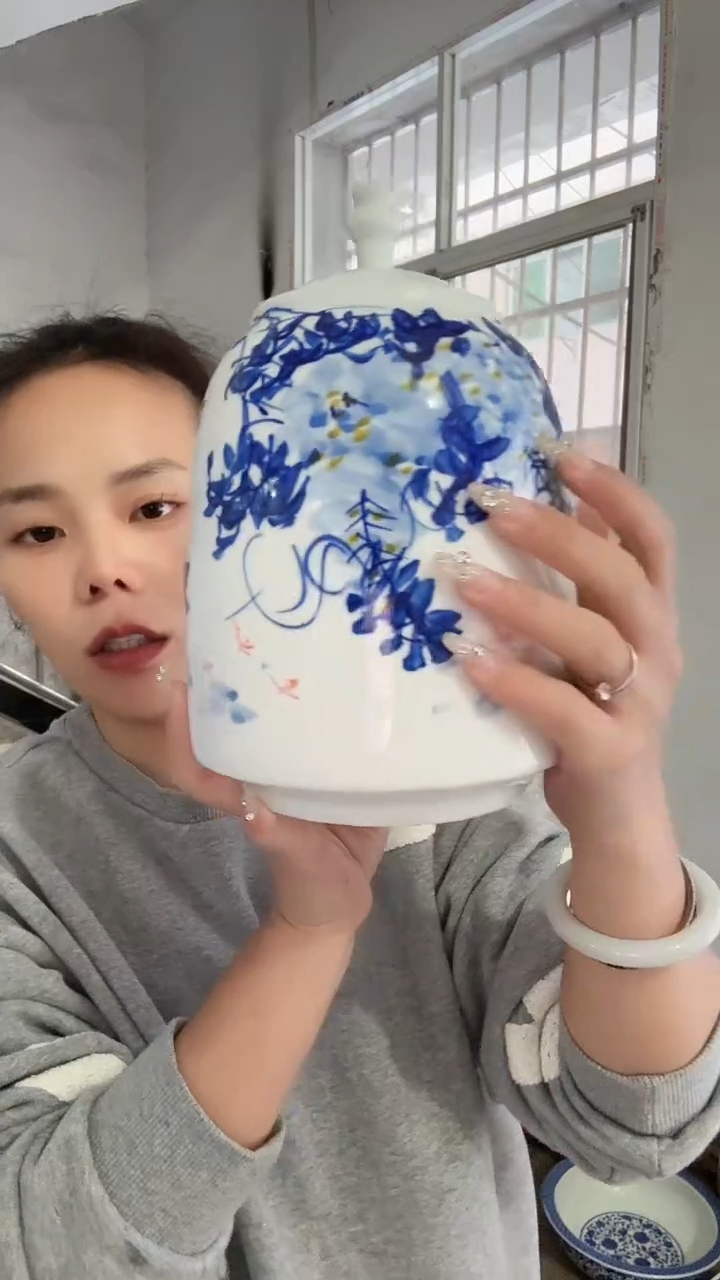 瓷片一个手绘的茶叶罐