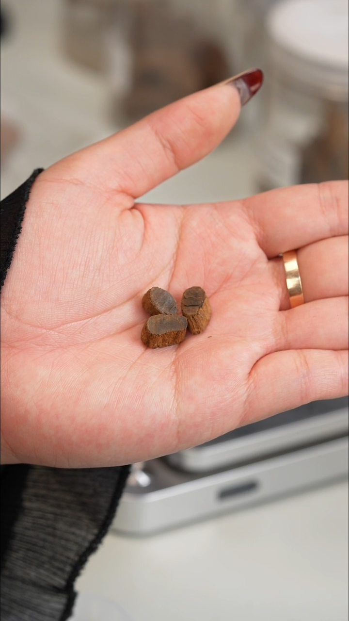 沉香沉香碎屑富森红土沉水珠胚6mm3颗