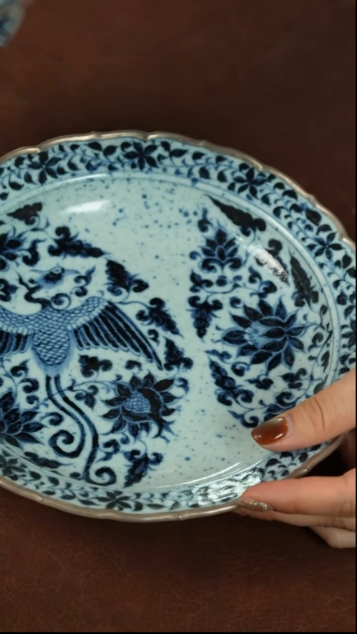 元青花描银缠枝莲凤纹葵口壶承