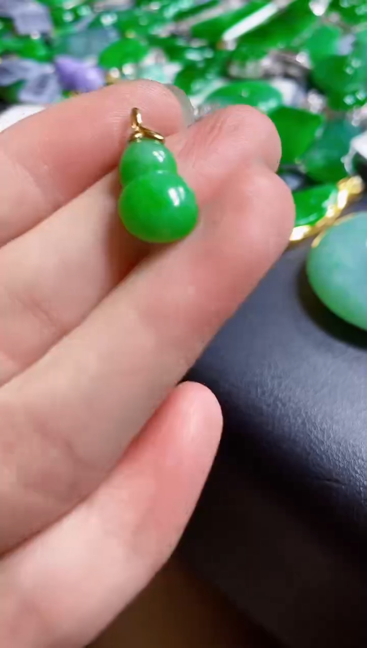 翡翠18K金镶嵌颈饰葫芦