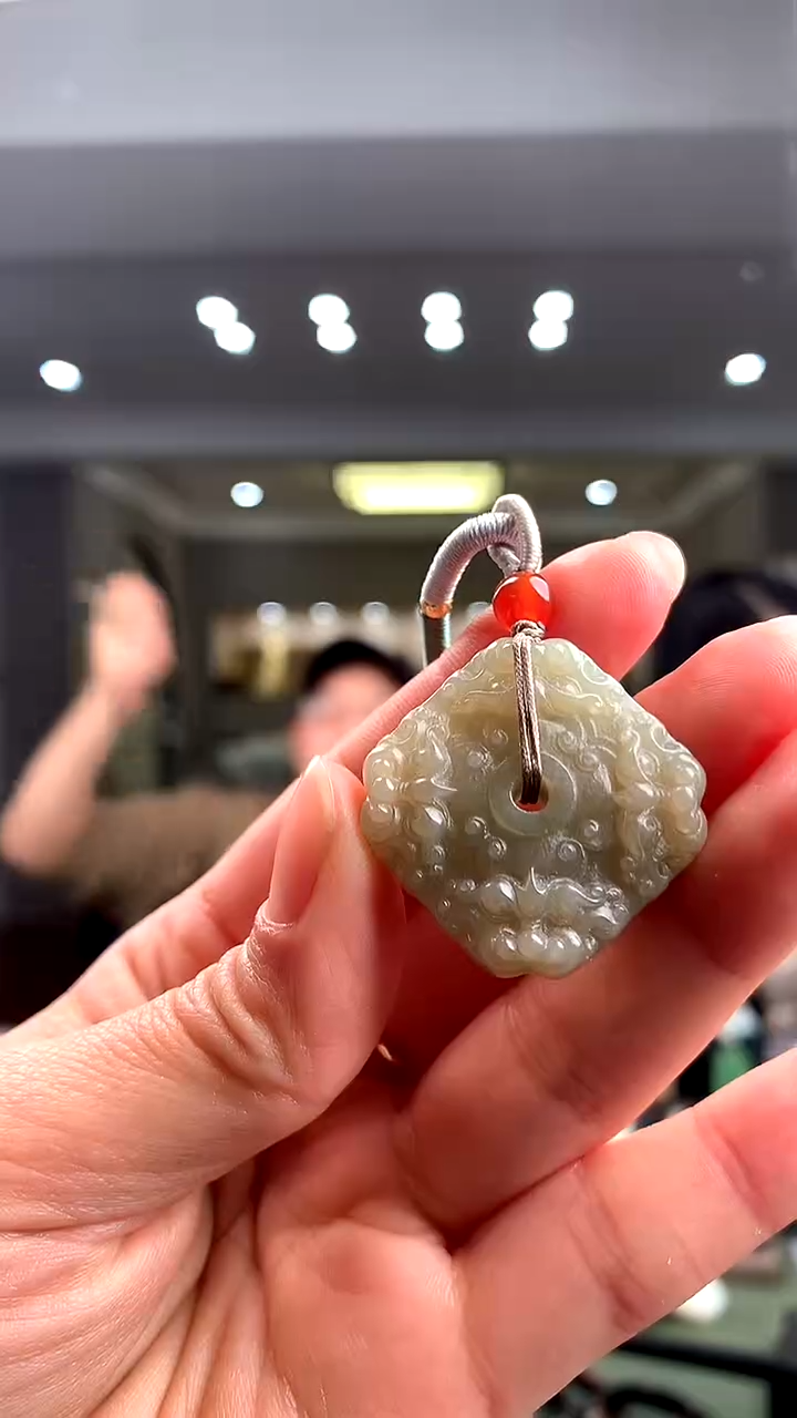 颈饰未镶嵌和田玉挂件