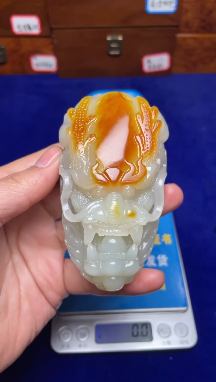 未镶嵌和田玉把件龙**人和田玉