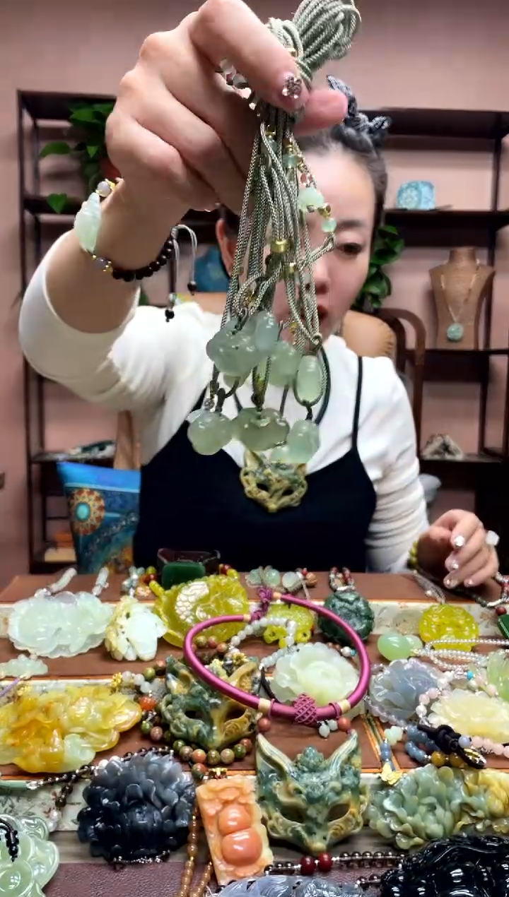 未镶嵌岫玉吊坠多样性发货发其中之一