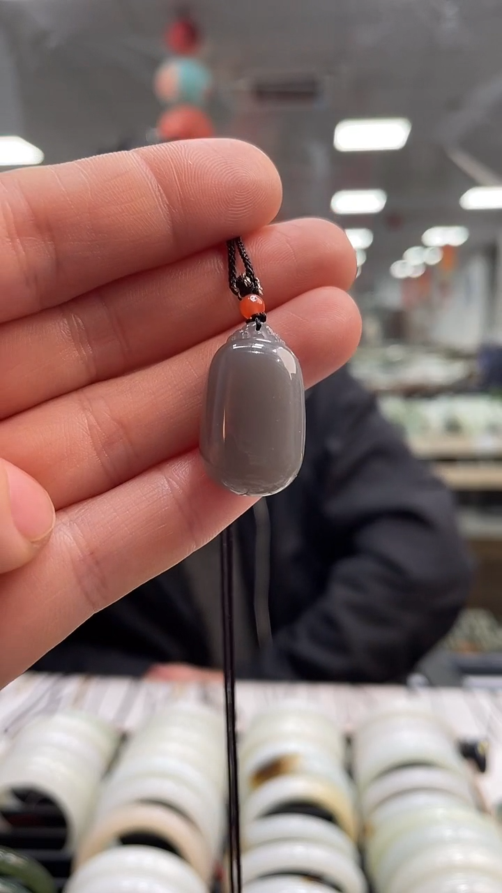 颈饰未镶嵌和田玉烟紫无事牌吊坠随机发一件