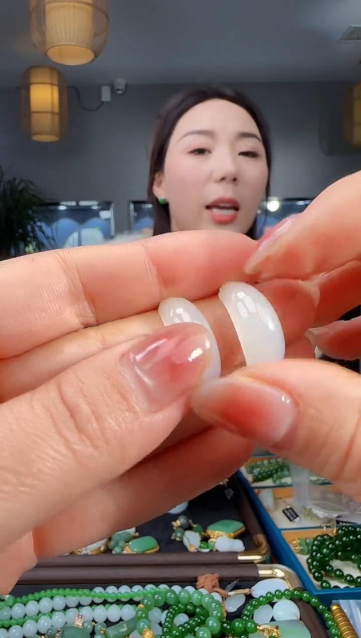 18K金镶嵌和田玉耳饰1