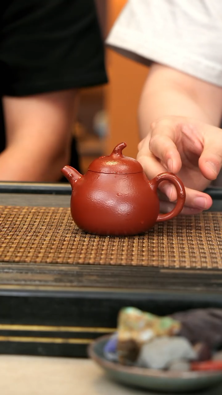 紫砂壶ZCJ88《茄瓜》朱泥锤纹