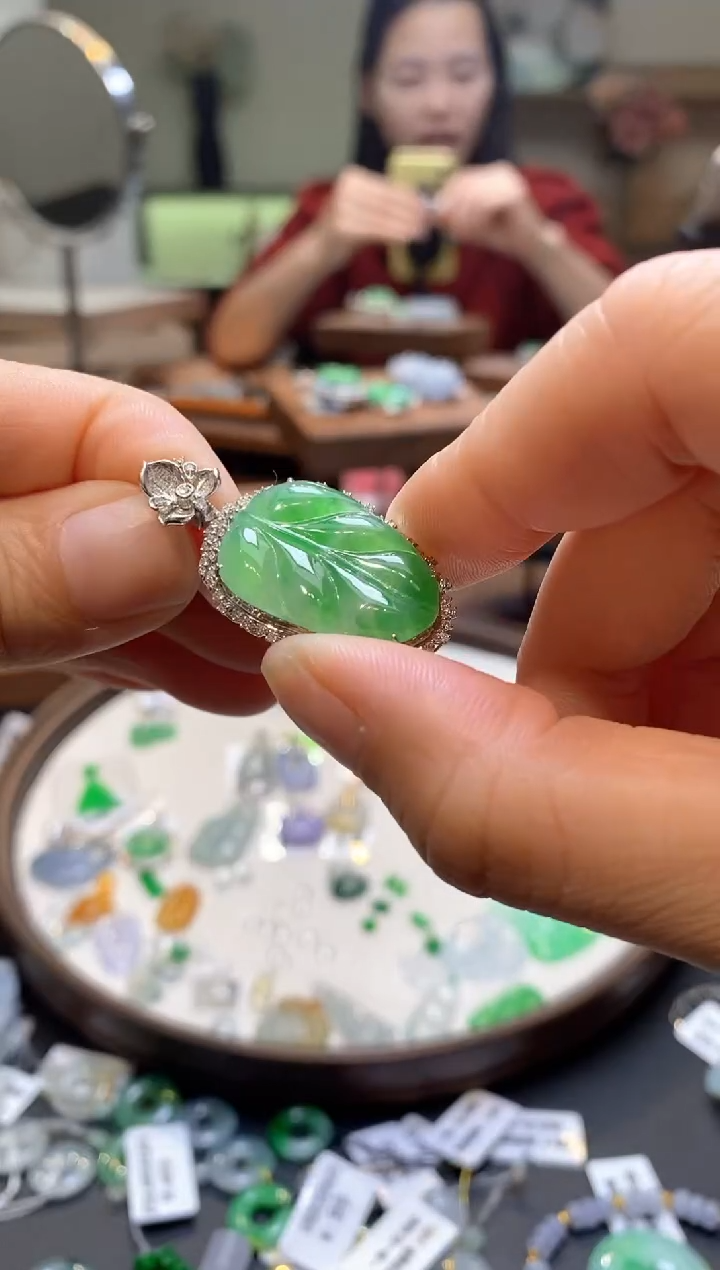 【闪购商品】翡翠18K金镶嵌颈饰叶子