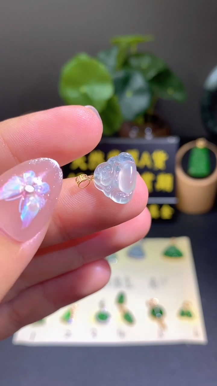 翡翠18K金镶嵌颈饰翡翠A货