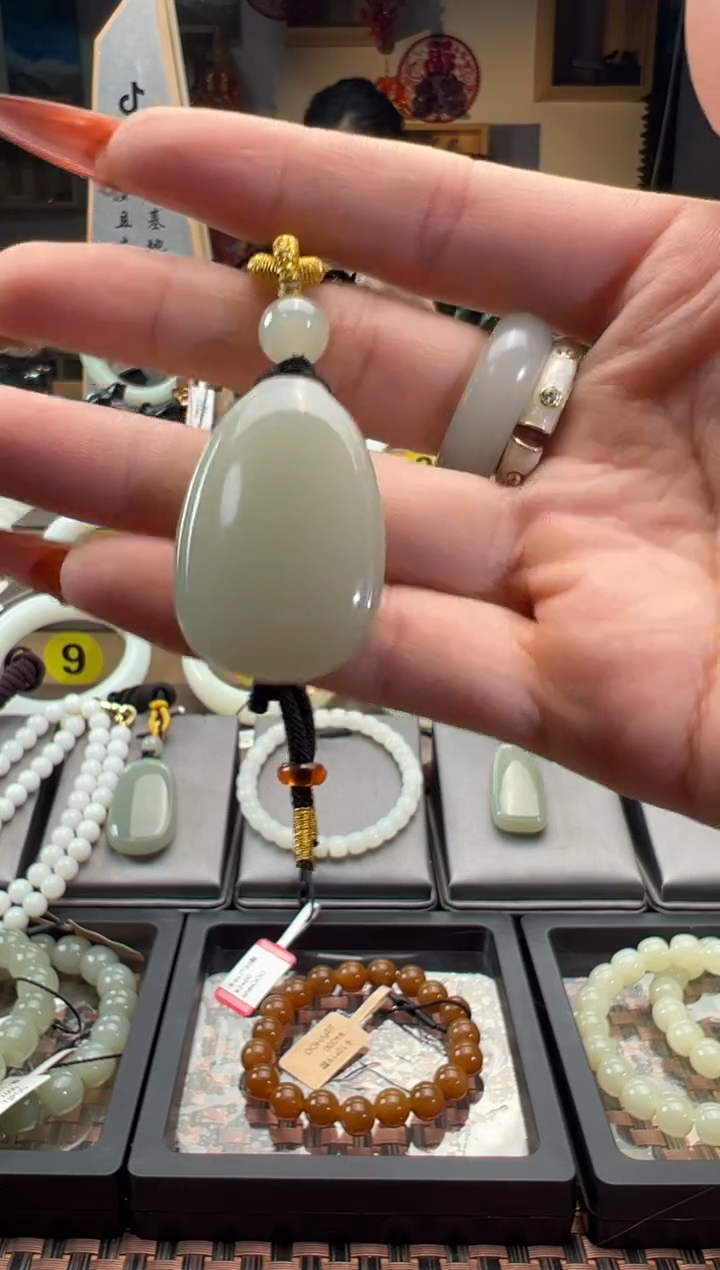 【闪购商品】和田玉吊坠(赠链)未镶嵌且末料青白玉水滴牌16.5g