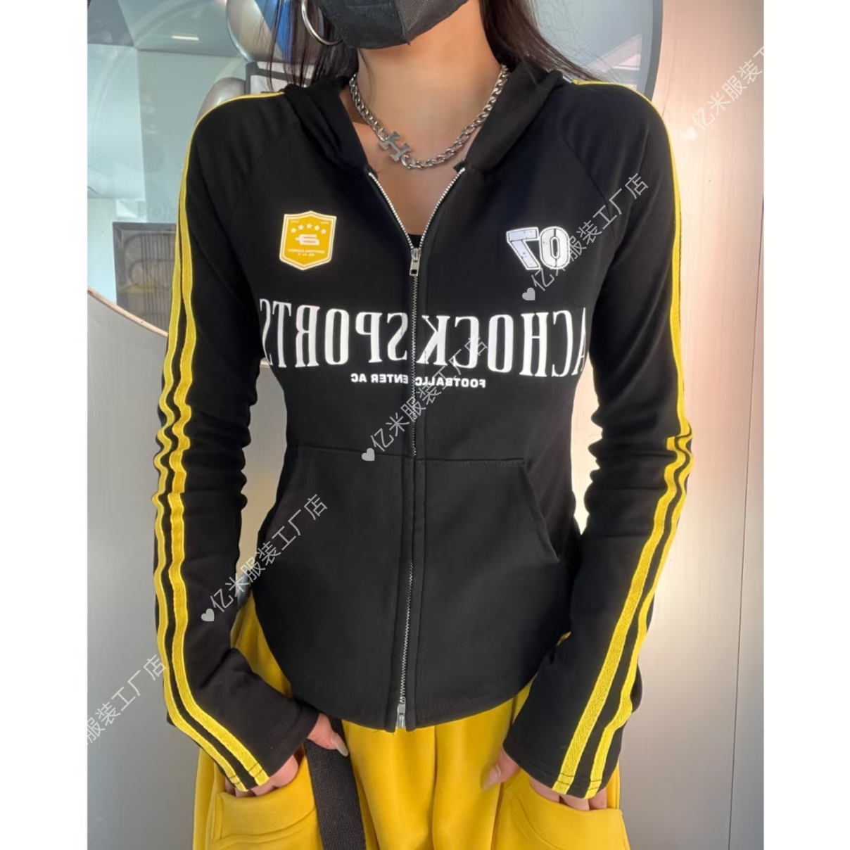 （亿米•定制）春季新款修身美式辣妹字母印花侧拼条连帽拉链上衣