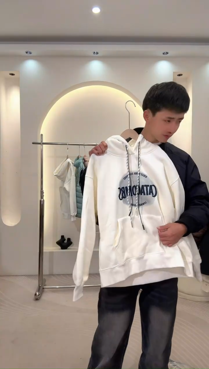 83号加绒卫衣一件