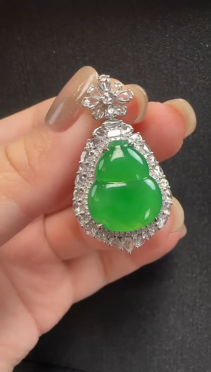 颈饰18K金镶嵌翡翠007葫芦一个