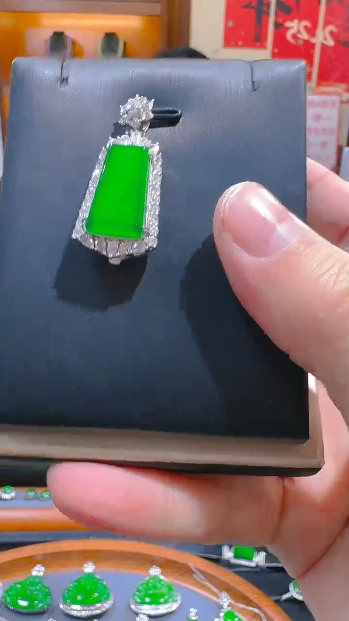 【闪购商品】翡翠吊坠(赠链)银S925镶嵌天然A货翡翠