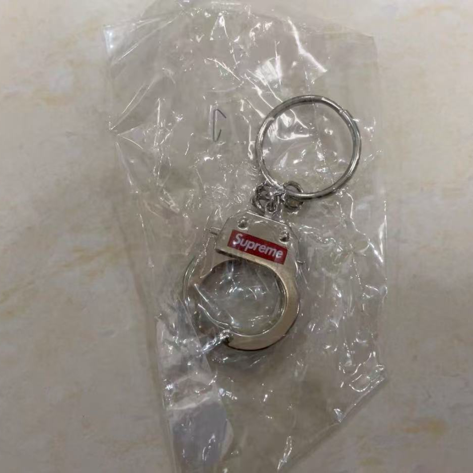【梅】17FW Supreme Handcuffs Keychain 手铐钥匙扣