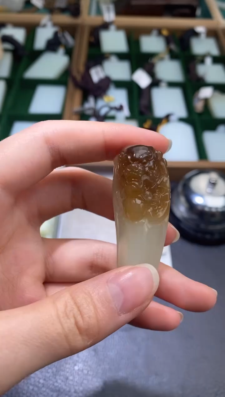 颈饰未镶嵌和田玉且末料带糖吊坠