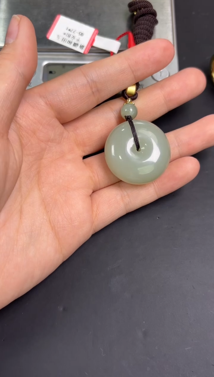 【闪购商品】和田玉吊坠(赠链)未镶嵌且末微色差近矿吊坠