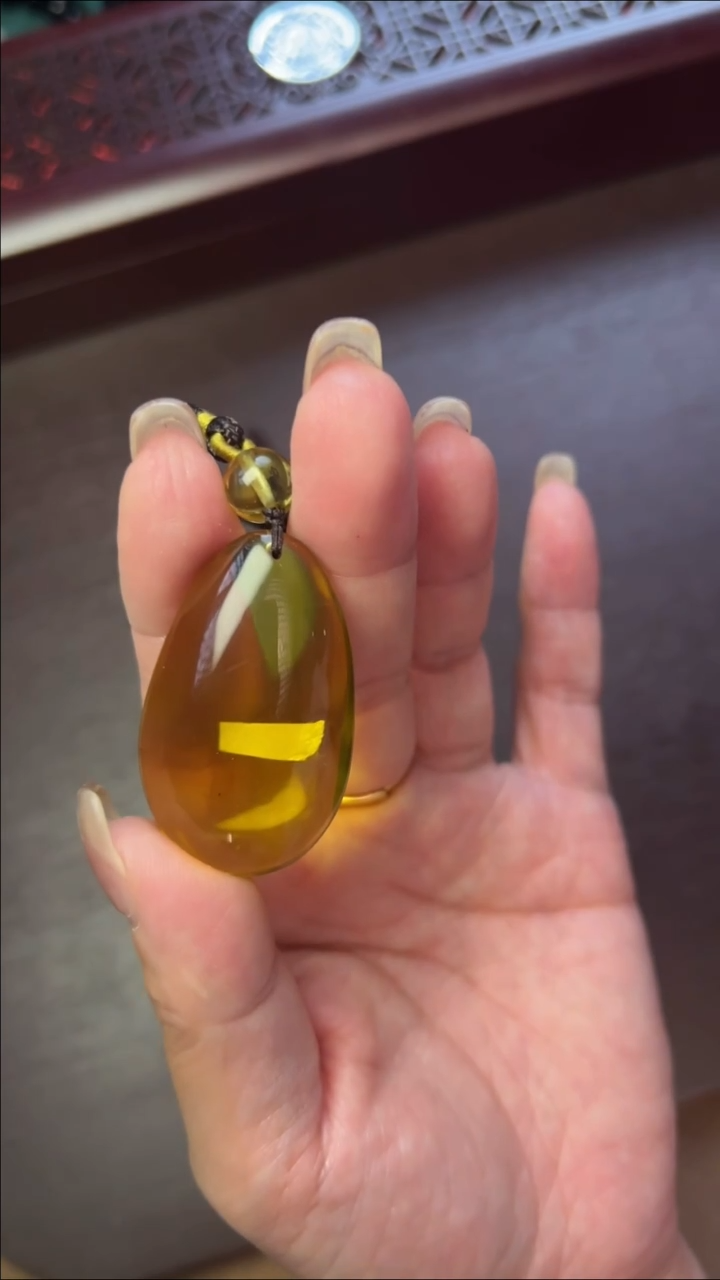 未镶嵌吊坠(赠链)琥珀手工雕刻件蓝珀水滴