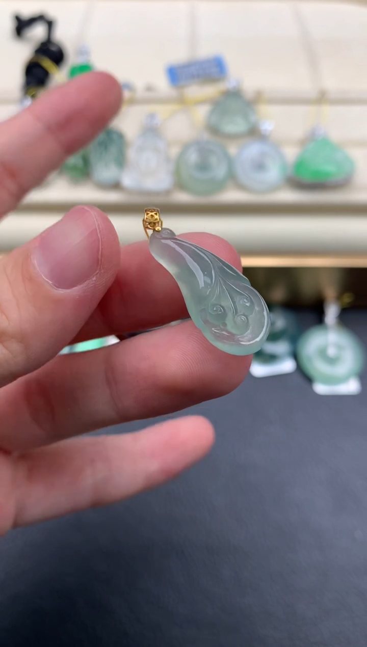 翡翠18K金镶嵌颈饰A669     