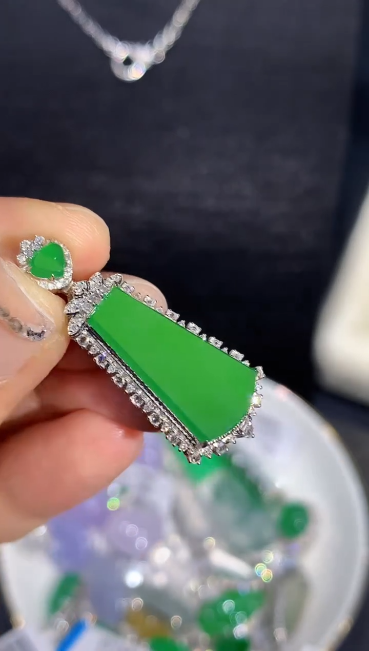 吊坠(不含链)18K金镶嵌翡翠静**?多样性发其一