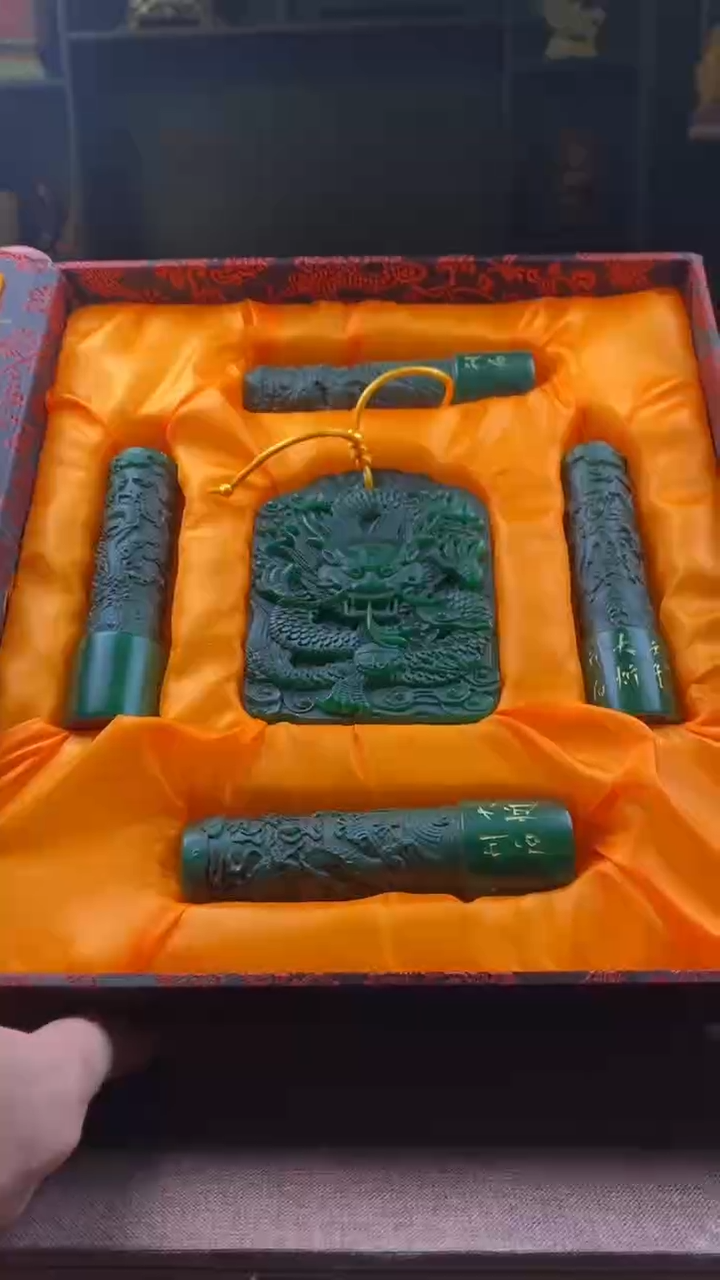 【闪购商品】寿山石印石绝绿五龙套盒