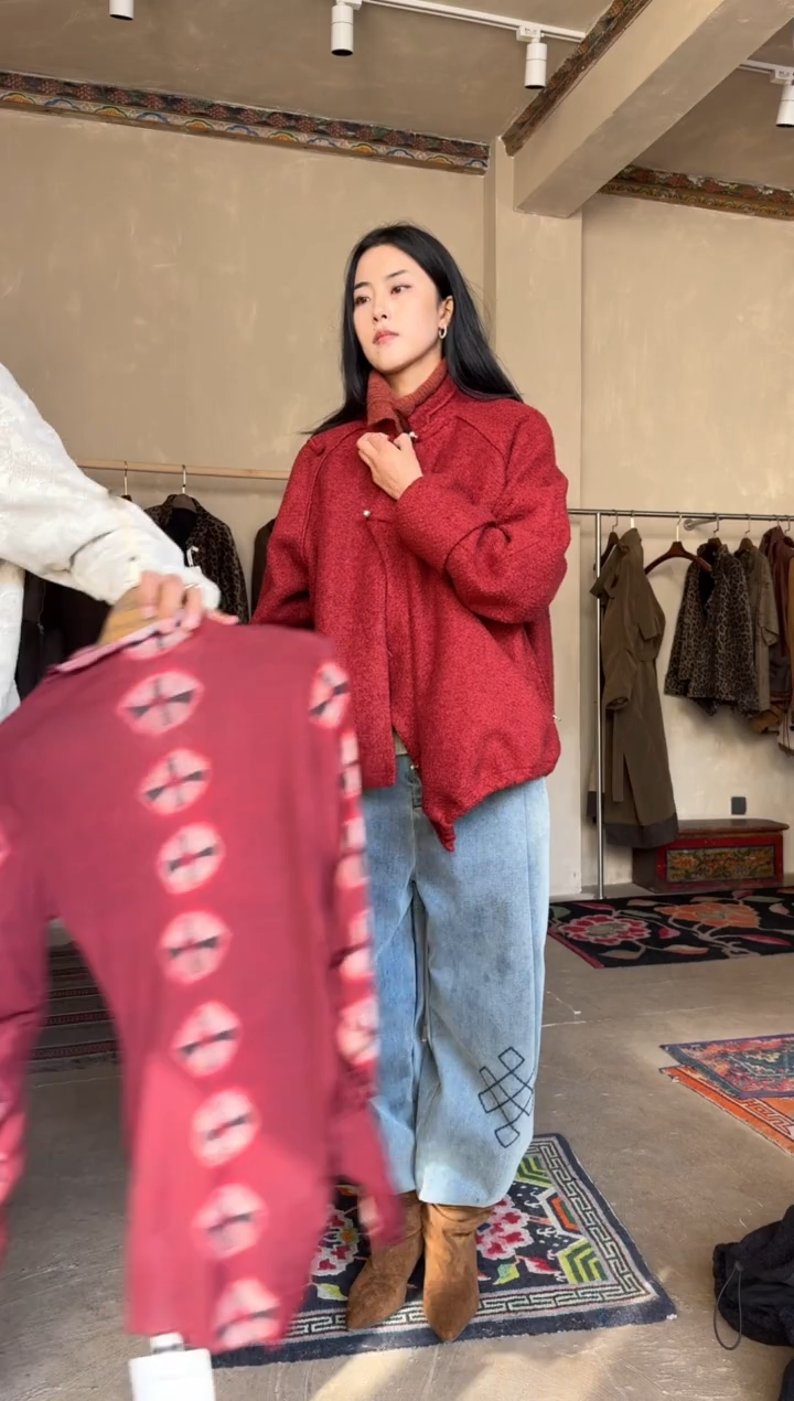 红色打底 黑色裙片外套L 牛仔裤L
