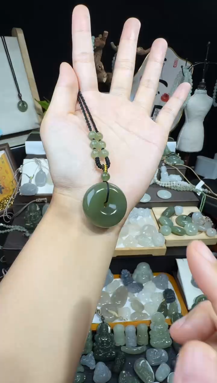 颈饰未镶嵌和田玉的**困高冰平安扣