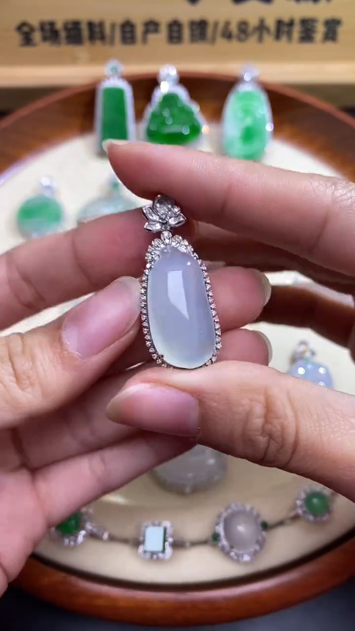 【闪购商品】翡翠颈饰18K金镶嵌福瓜