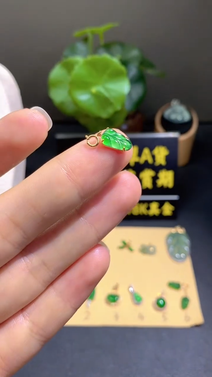 颈饰18K金镶嵌翡翠翡翠A货