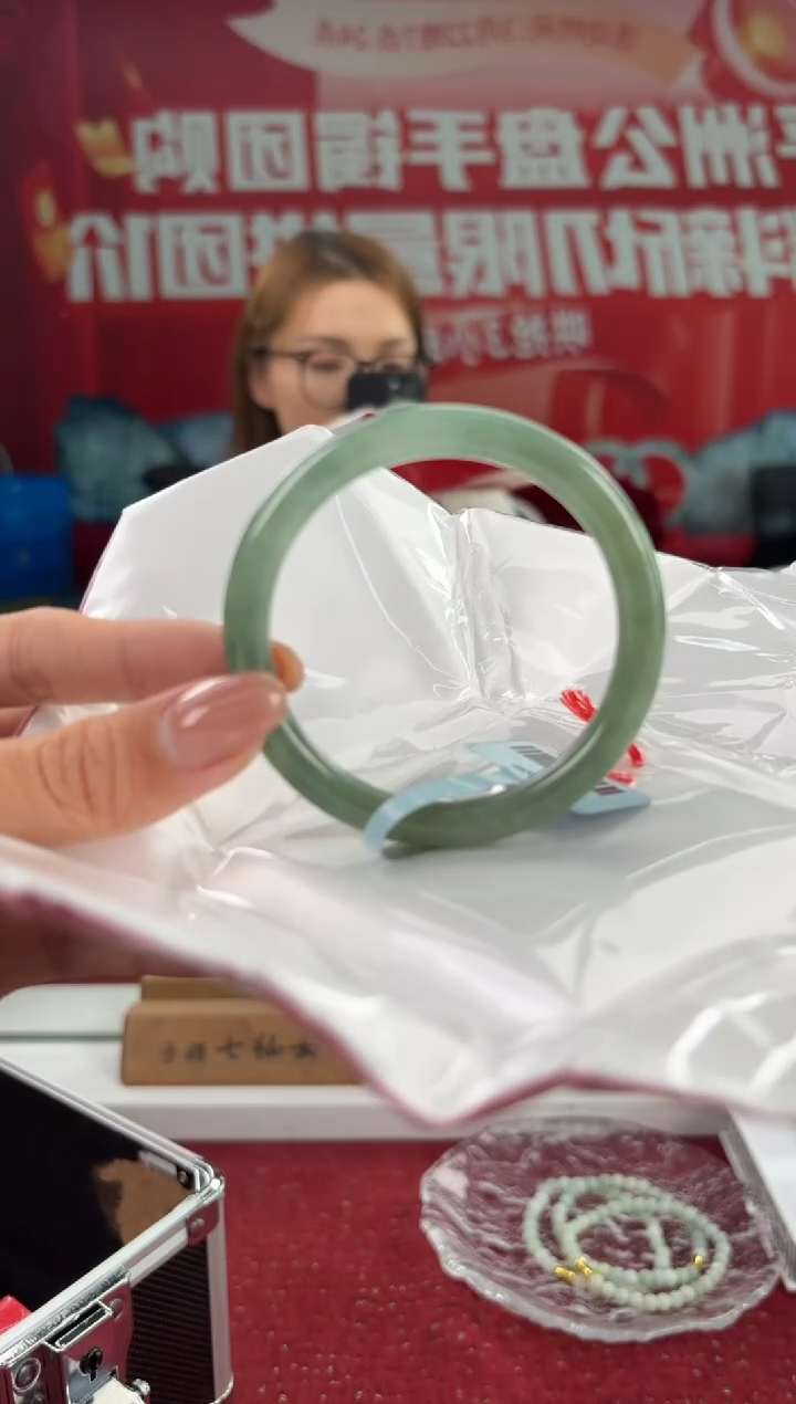 翡翠未镶嵌手镯（圆镯）16手镯