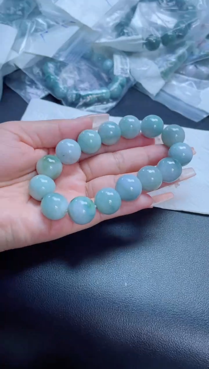 翡翠戒指未镶嵌珠串