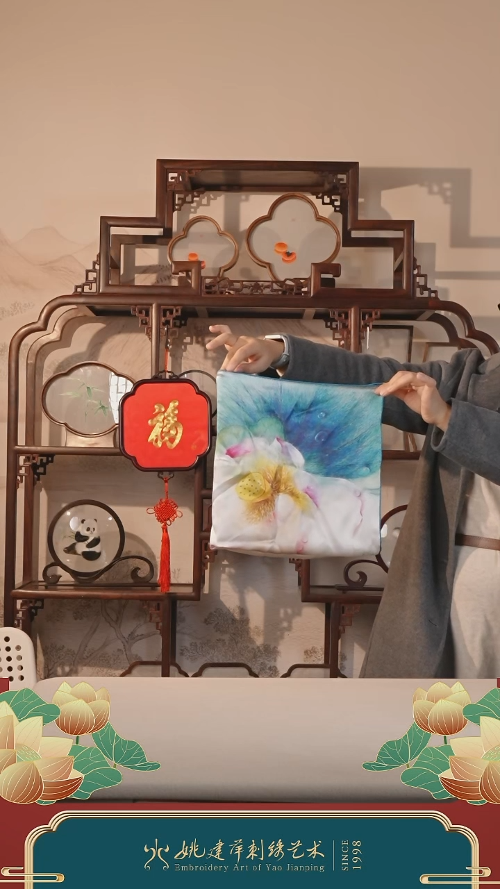 织绣姚绣丝巾-荷露娇欲语方巾