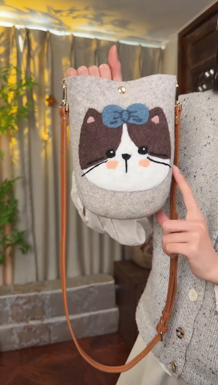 羊毛非遗羊毛毡包 手机包灰猫咪