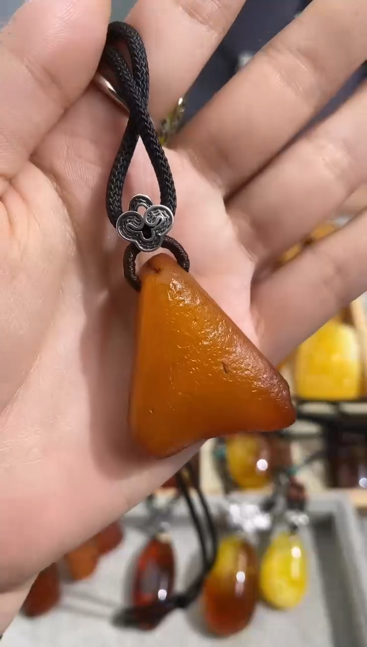 未镶嵌琥珀裸石似玉