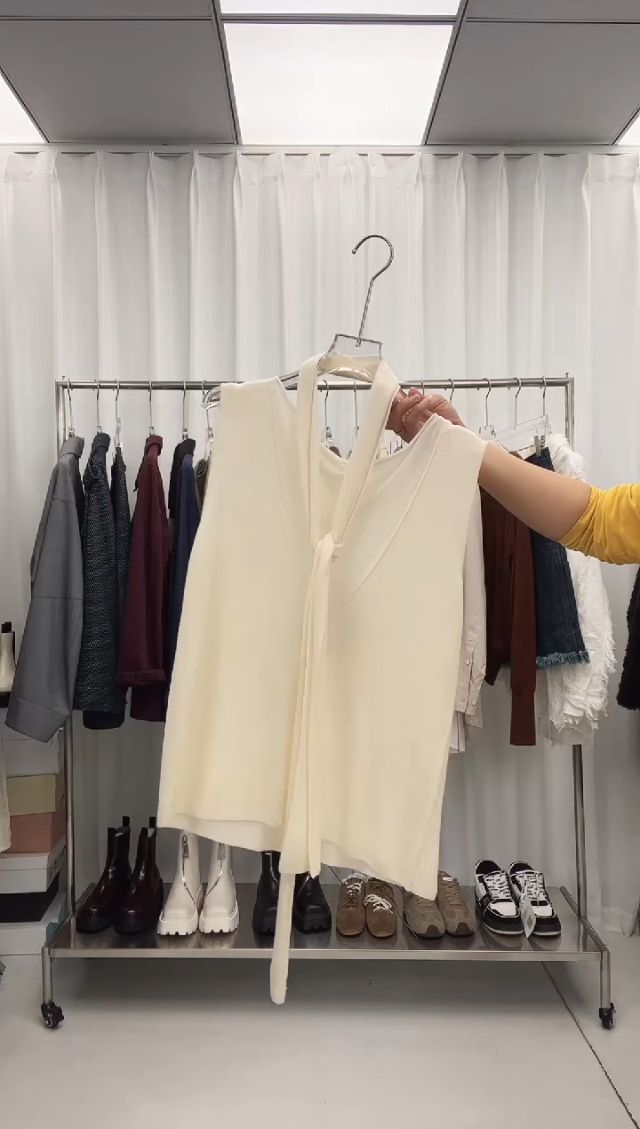 编号063  品牌  水绒羊毛无袖上衣S码  福福待开价