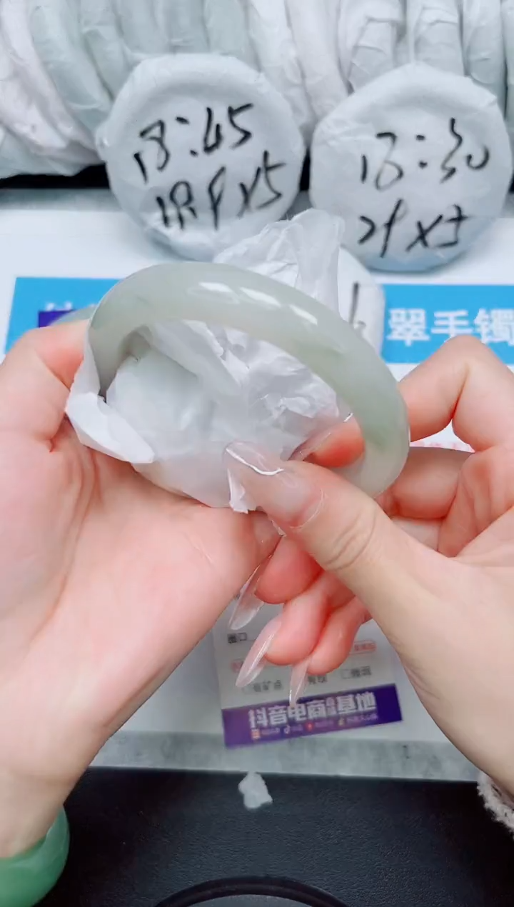 【闪购商品】石英质玉手镯未镶嵌25