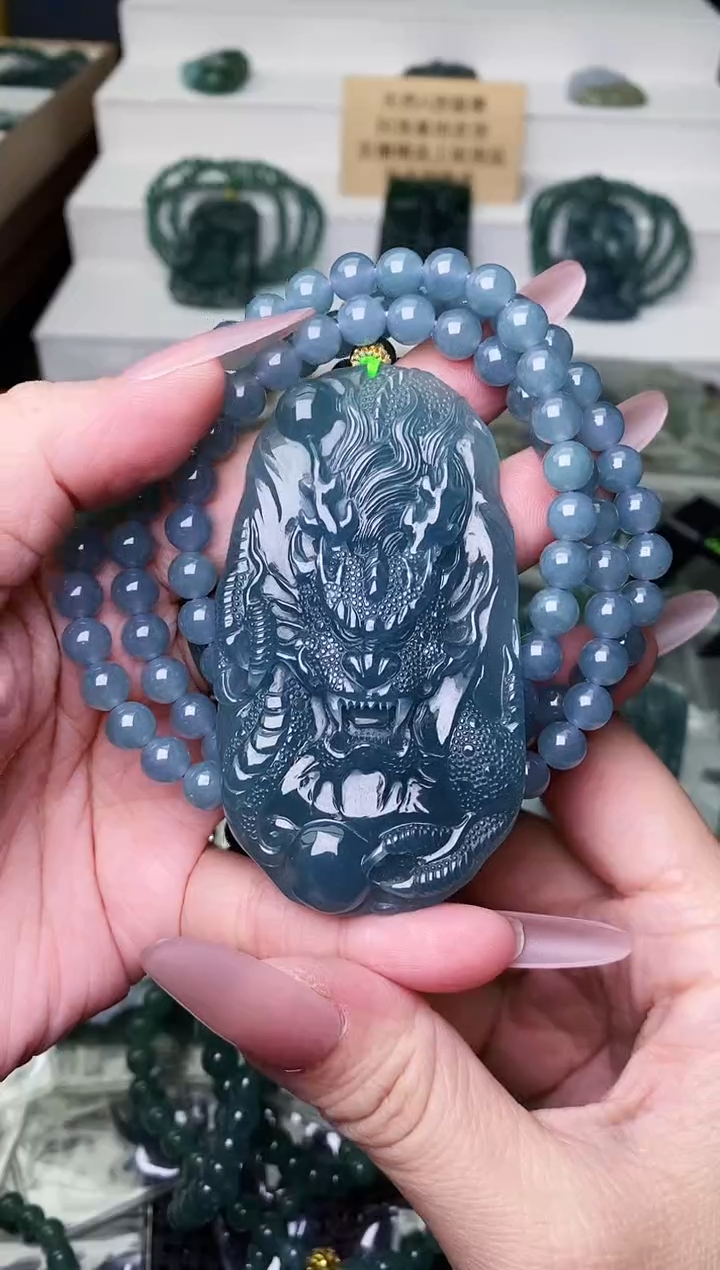 颈饰未镶嵌翡翠 