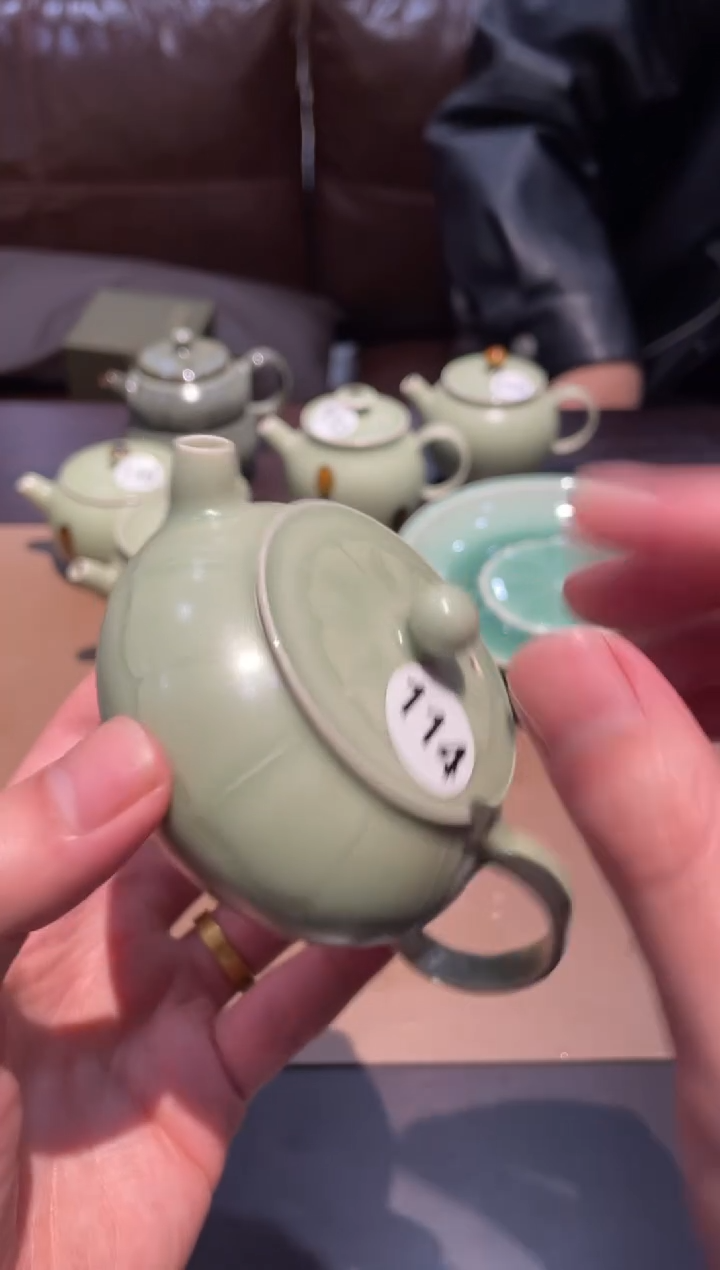 南****Z114窑承青瓷豆青莲瓣壶