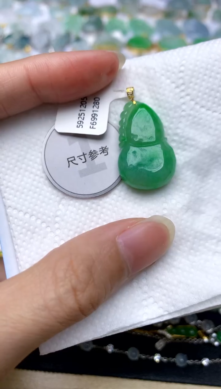 颈饰18K金镶嵌翡翠天然A货翡翠