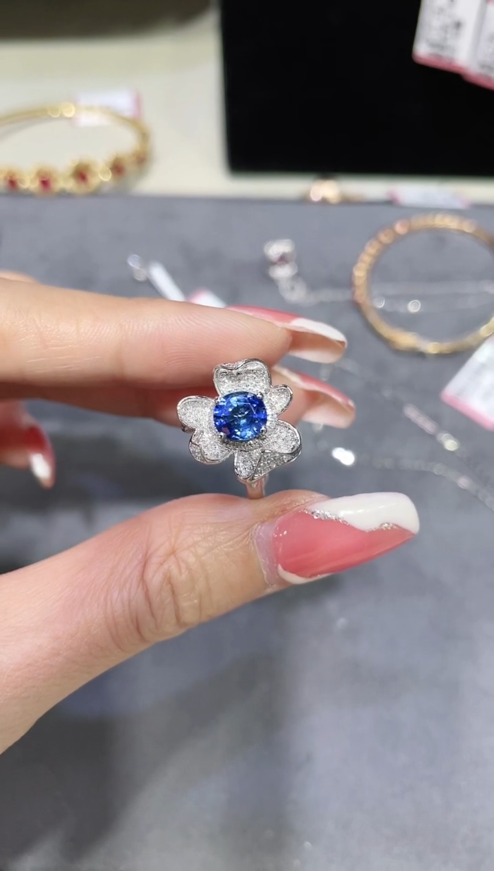 18K金镶嵌蓝宝石戒指花朵款 两用款