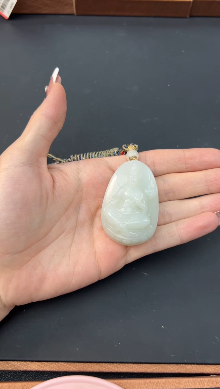 【闪购商品】和田玉吊坠(赠链)未镶嵌且末微色差米达吊坠