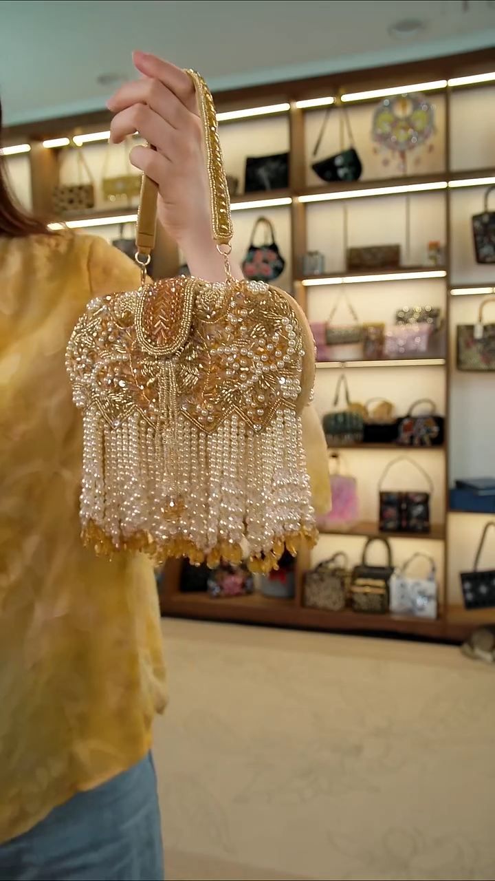 织绣百格汇手工串珠包