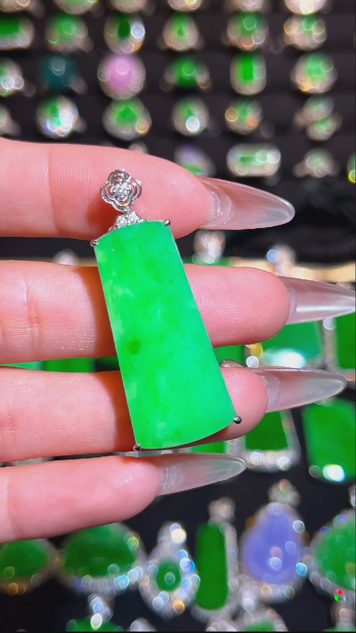 颈饰18K金镶嵌翡翠吊坠