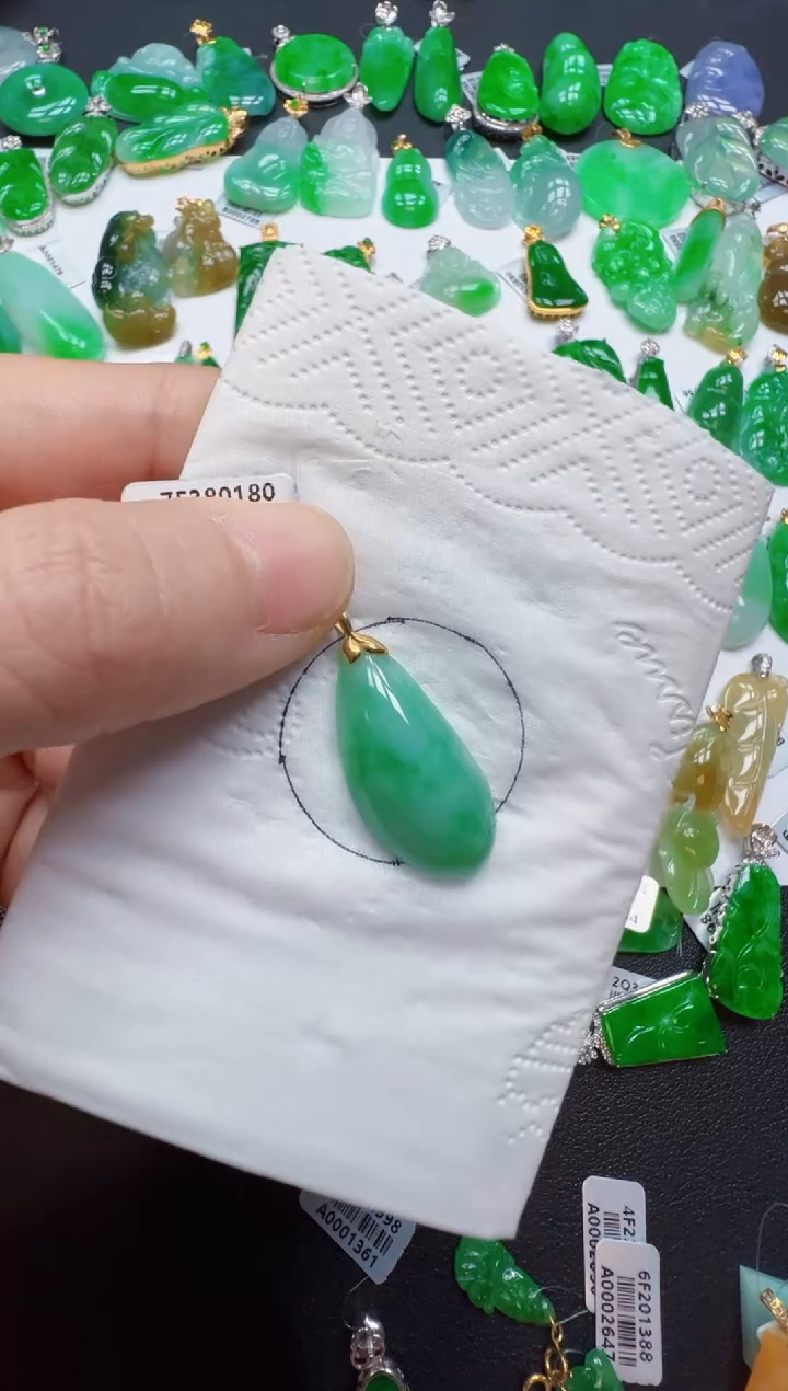 【闪购商品】翡翠吊坠(不含链)18K金镶嵌300
