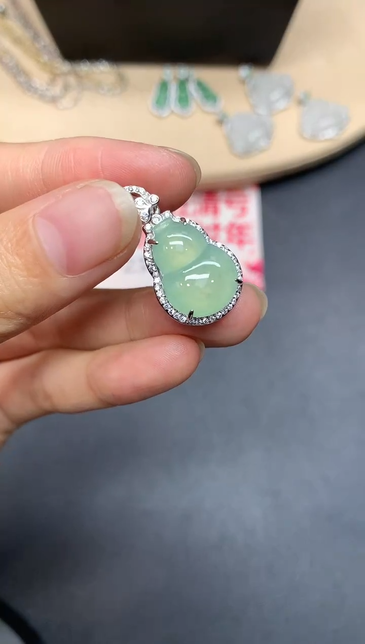 【闪购商品】翡翠吊坠(不含链)银S925镶嵌葫芦【多样性发其一】