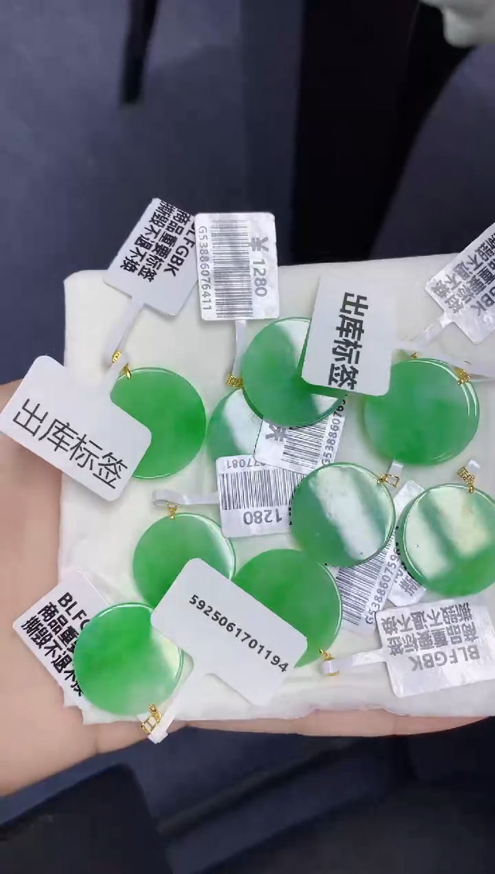 翡翠18K金镶嵌颈饰天然缅甸翡翠A货多样性发其一