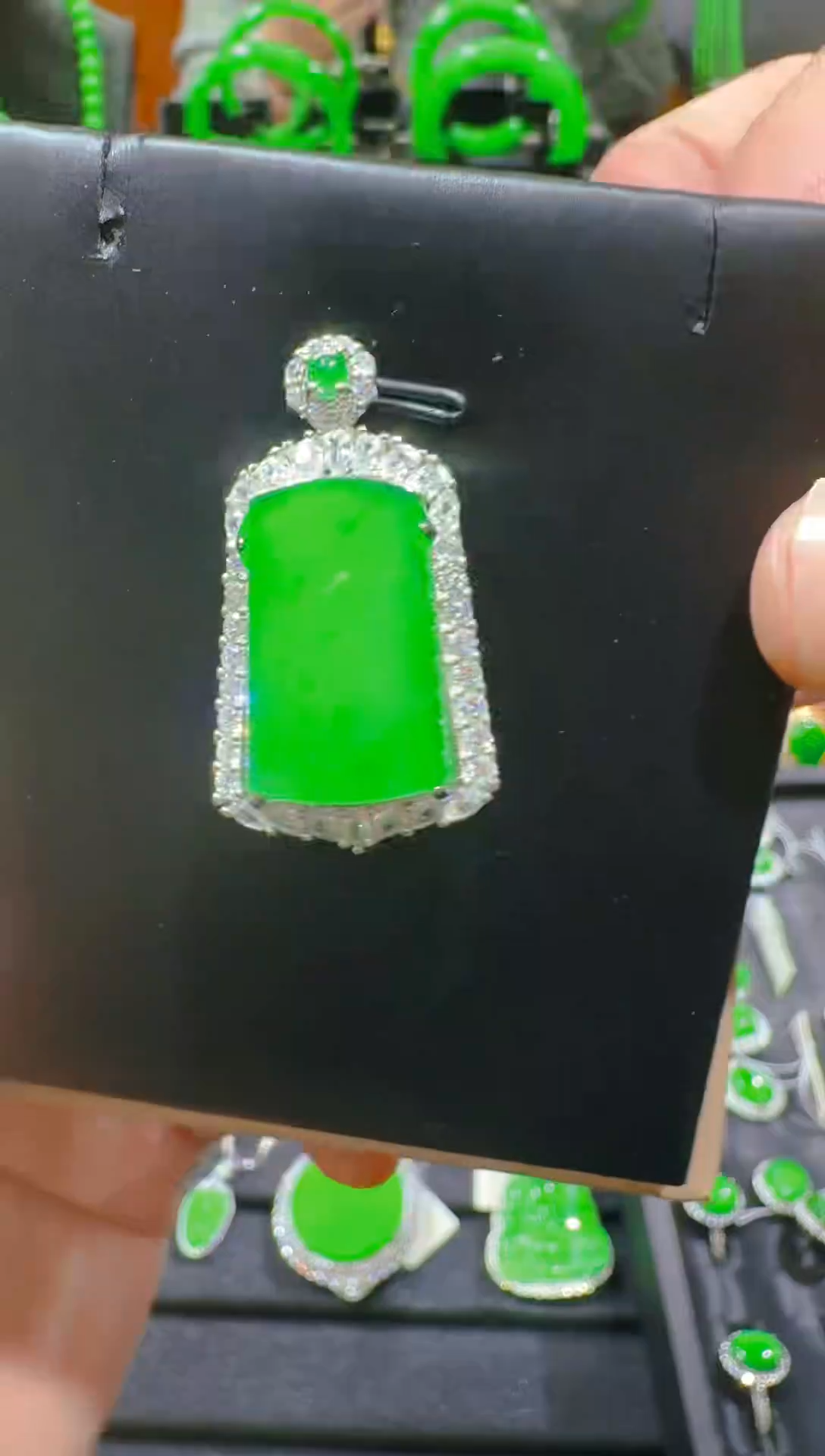【闪购商品】翡翠吊坠(赠链)未镶嵌天然A货翡翠