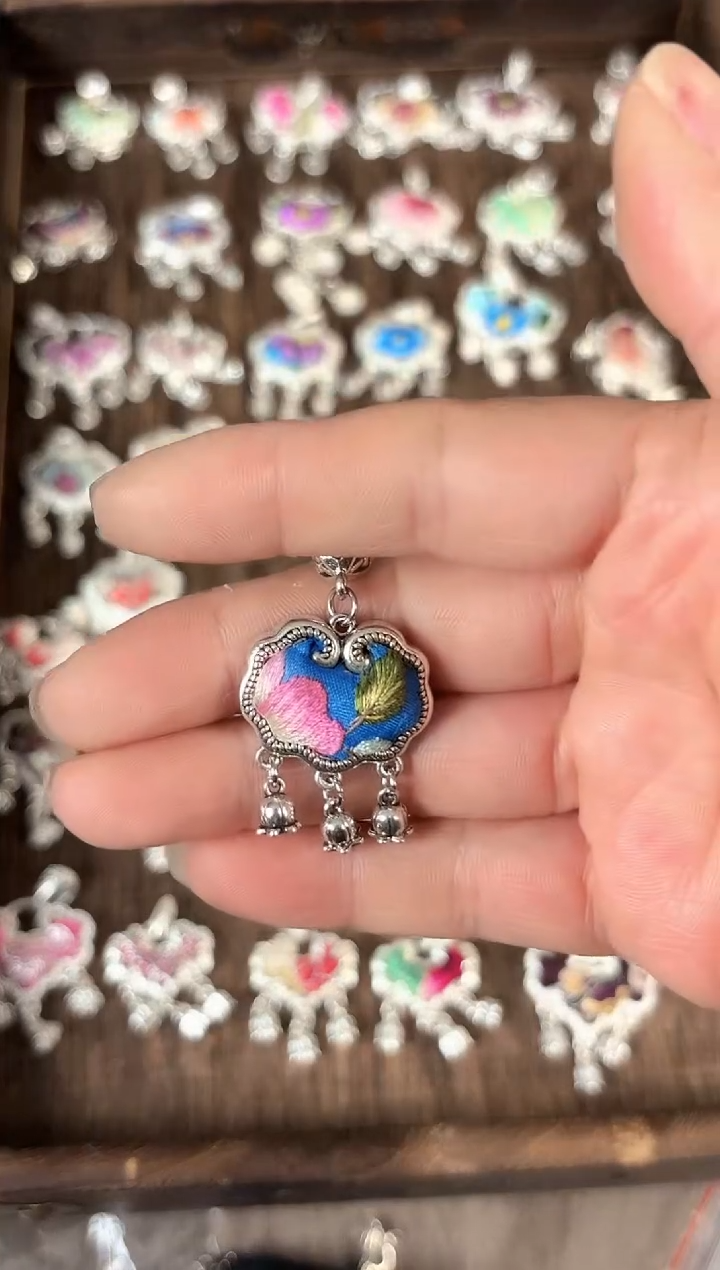 彩云南阁非遗老绣饰品1170*