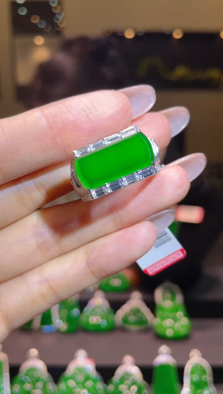 【闪购商品】翡翠吊坠(不含链)18K金镶嵌A23